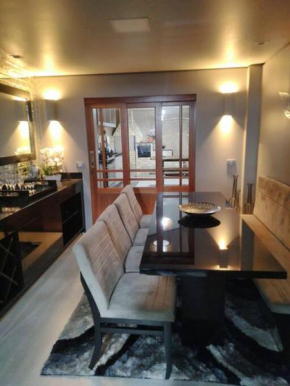 Sobrado climatizado, home cinema e conectividade